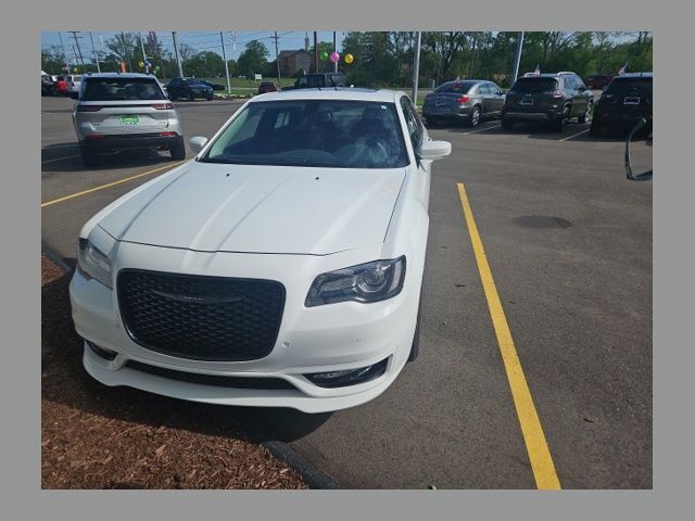 2023 Chrysler 300 Touring L AWD's photo