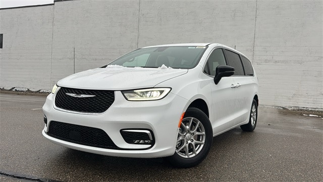 2026 Chrysler Pacifica Select's photo