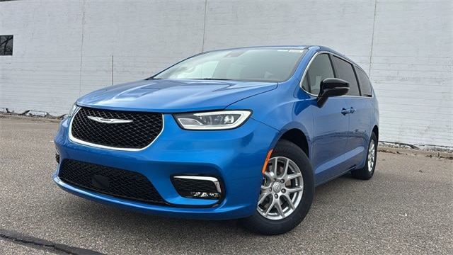 2026 Chrysler Pacifica Select's photo