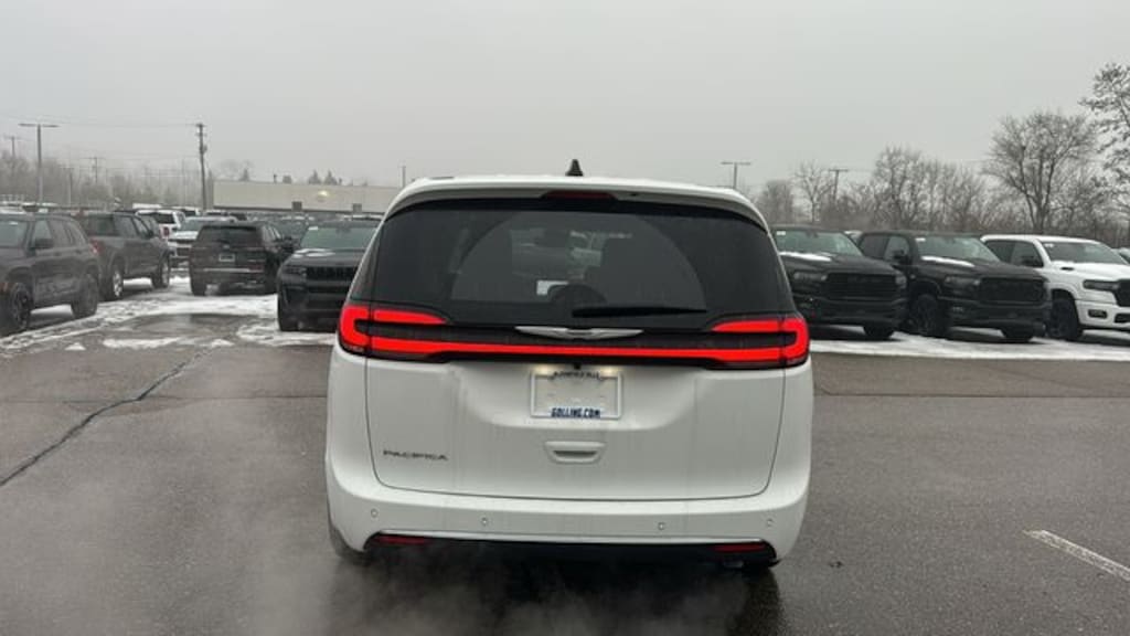 New 2026 Chrysler Pacifica SELECT Passenger Van