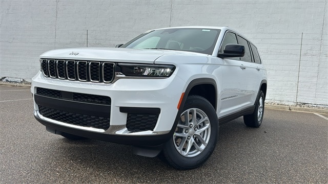2025 Jeep Grand Cherokee L Laredo's photo