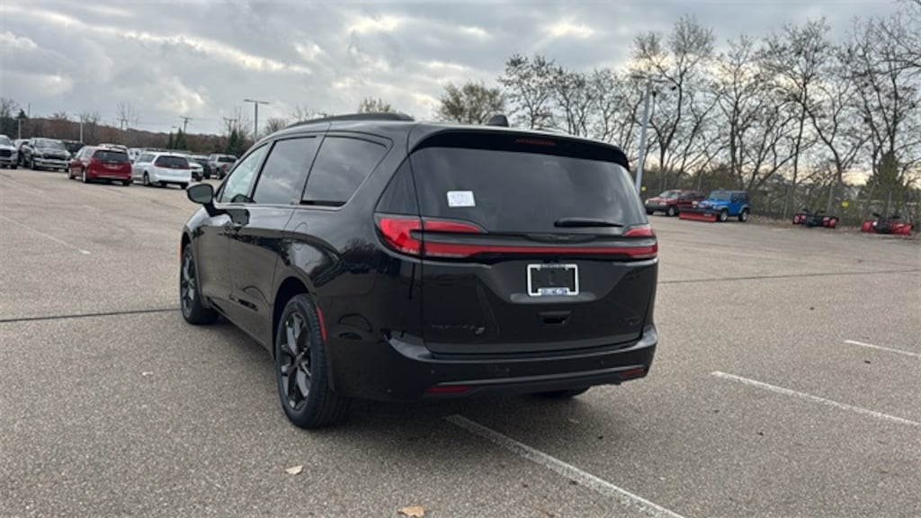 New 2026 Chrysler Pacifica Limited Passenger Van