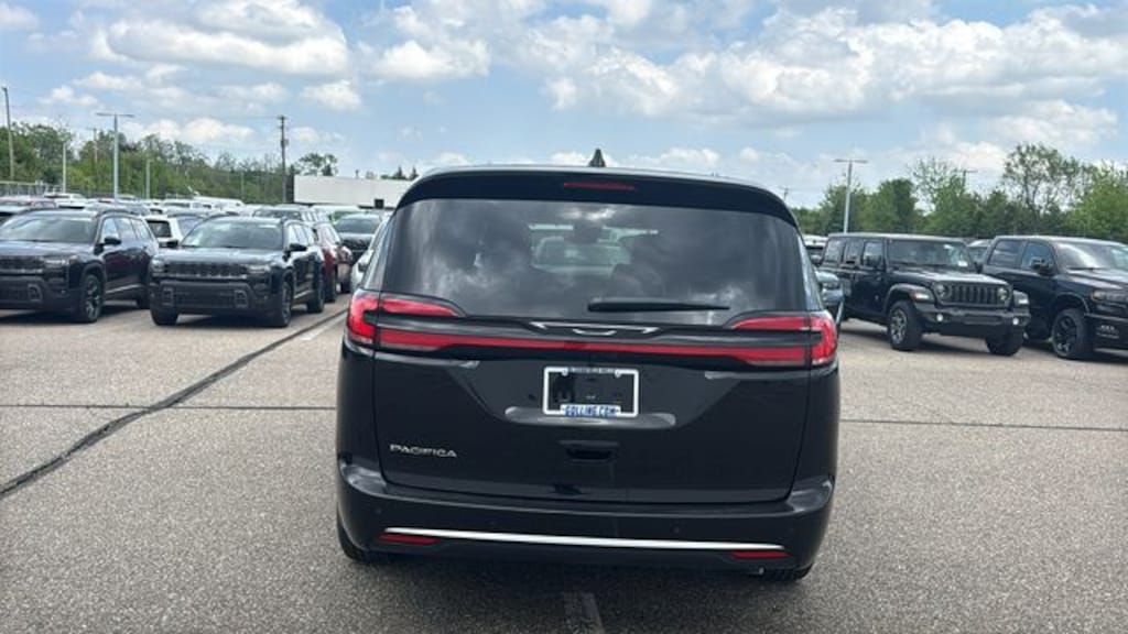 New 2027 Chrysler Pacifica SELECT Passenger Van