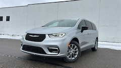 2026 Chrysler Pacifica Limited Passenger Van