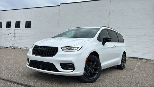 2026 Chrysler Pacifica Limited AWD's photo