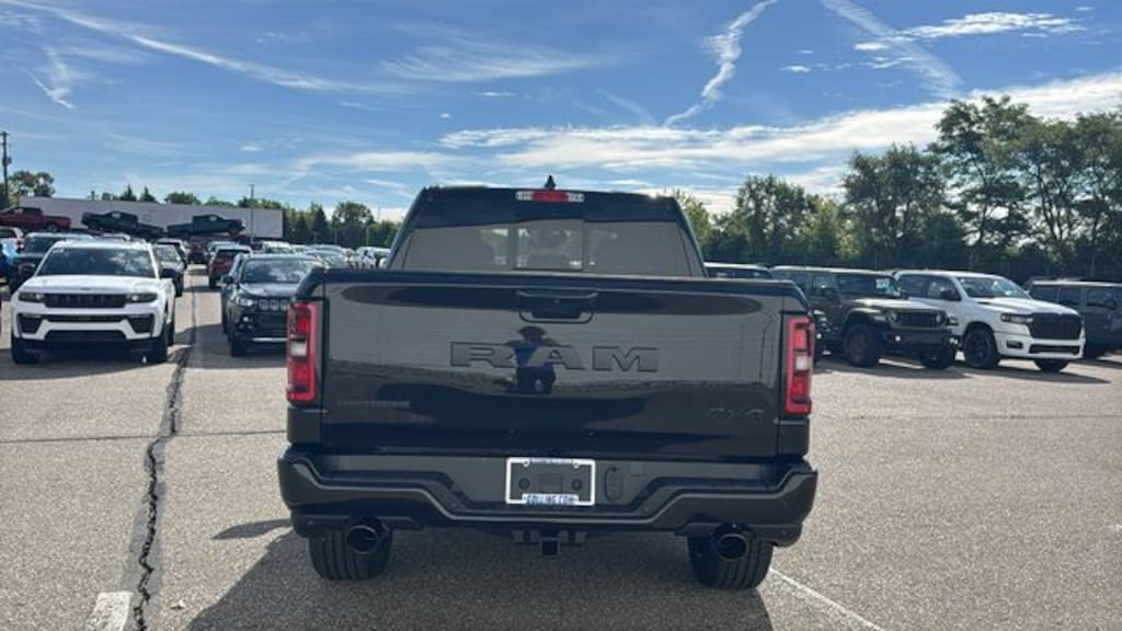 New 2027 Ram 1500 BIG HORN CREW CAB 4X4 5'7 BOX Pickup
