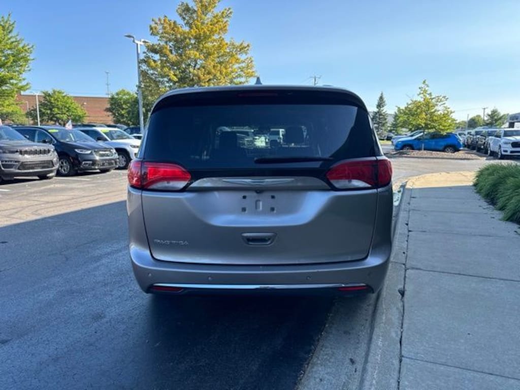 Used 2018 Chrysler Pacifica Touring L Minivan/Van