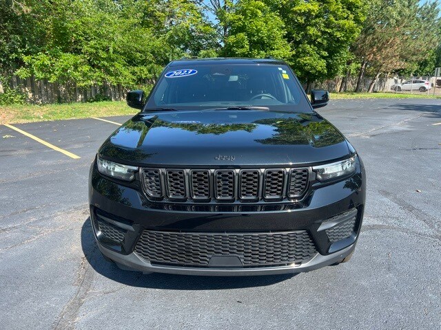 2023 Jeep Grand Cherokee Altitude photo 2
