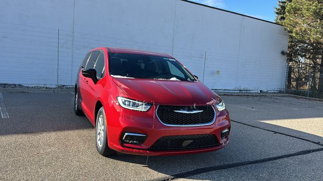 2026 Chrysler Pacifica Select - Photo 7