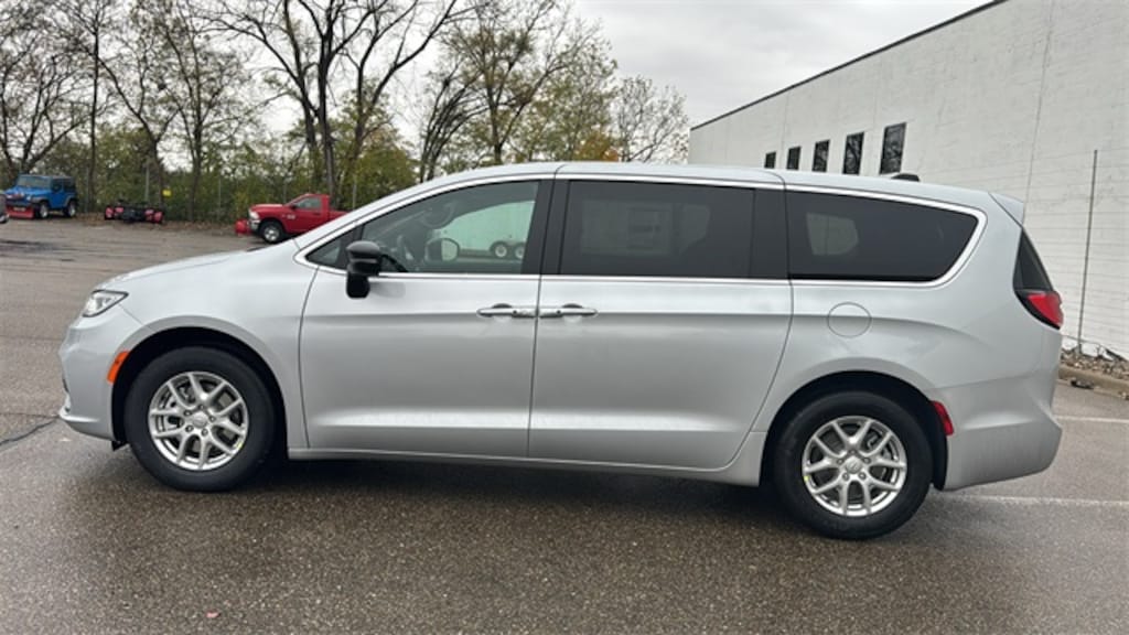 New 2026 Chrysler Pacifica Select Passenger Van