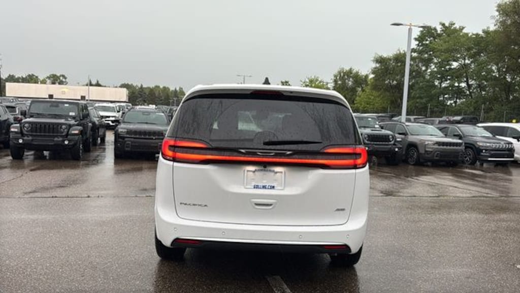 New 2027 Chrysler Pacifica SELECT AWD Passenger Van