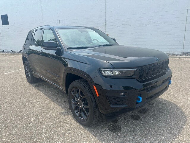 2025 Jeep Cherokee 4xe Anniversary Edition photo 4