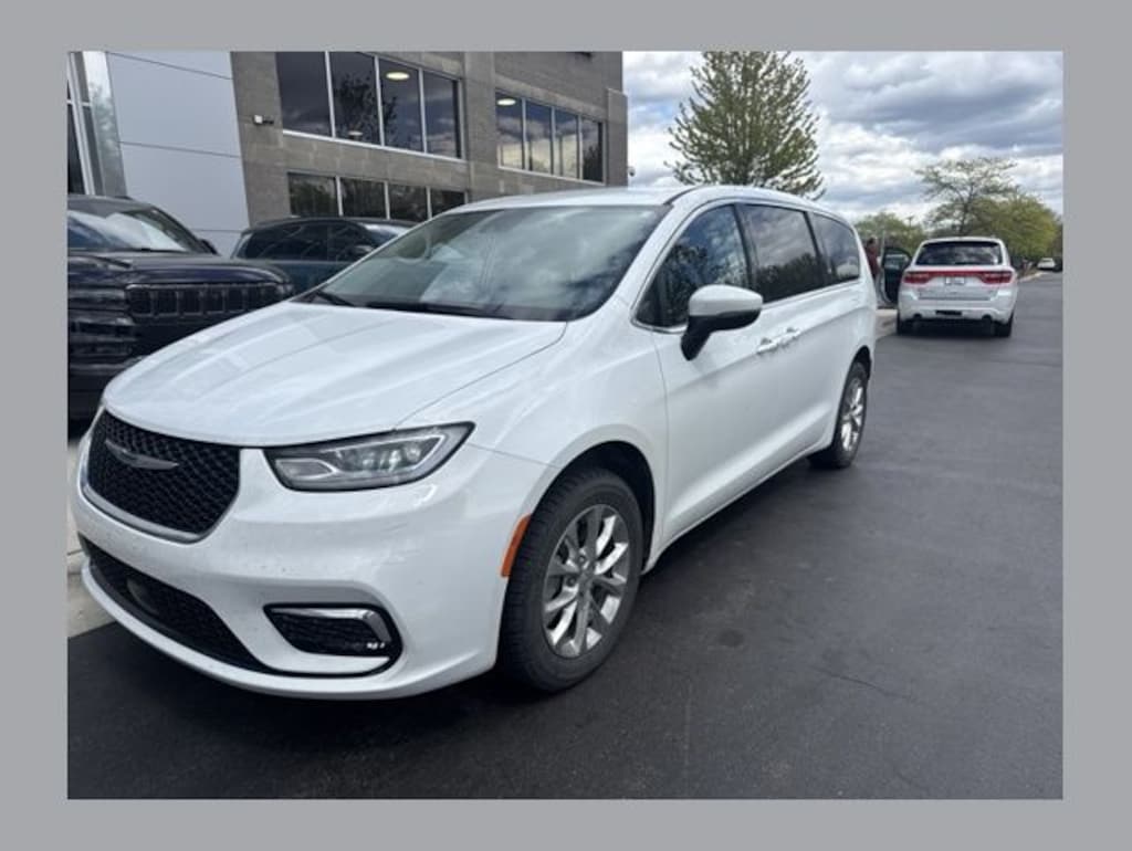 Used 2023 Chrysler Pacifica Touring L Minivan/Van