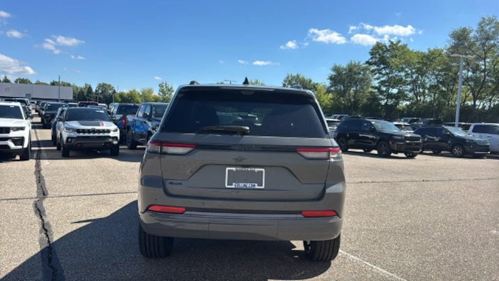 New 2027 Jeep Grand Cherokee 2 Row LIMITED 4X4 Sport Utility