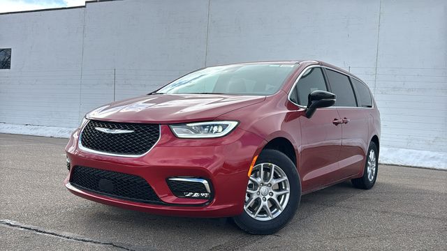 2026 Chrysler Pacifica Select's photo