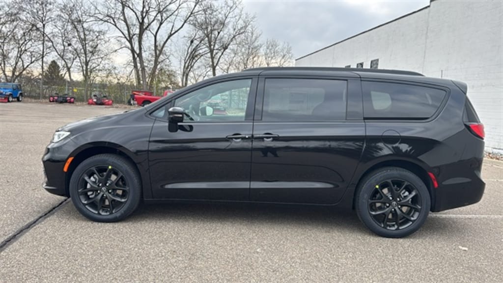 New 2026 Chrysler Pacifica Limited Passenger Van