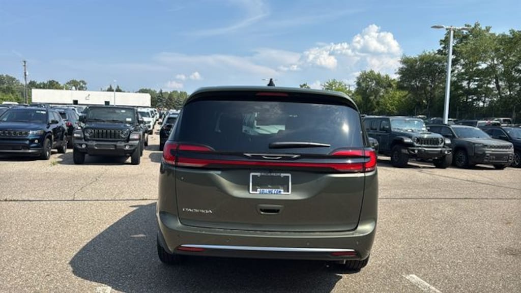 New 2027 Chrysler Pacifica SELECT Passenger Van