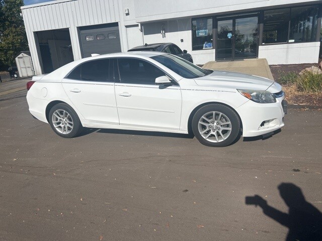 2015 Chevrolet Malibu 1LT photo 2
