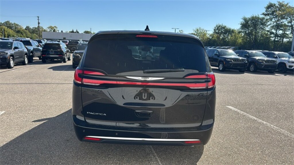 New 2026 Chrysler Pacifica Select Passenger Van