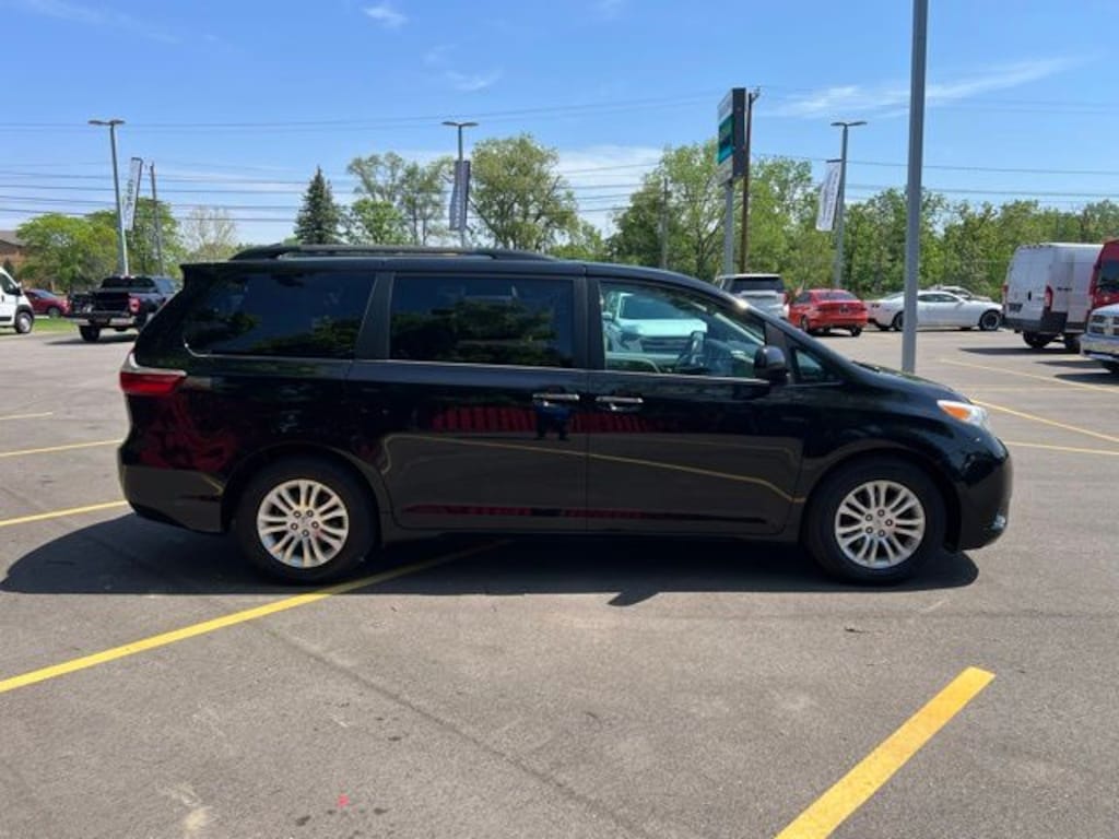 Used 2017 Toyota Sienna XLE Minivan/Van