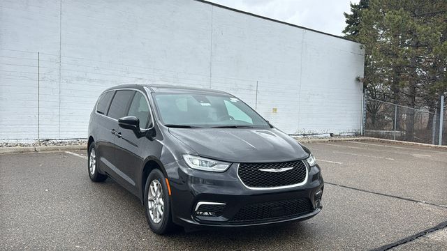 2026 Chrysler Pacifica Select - Photo 7