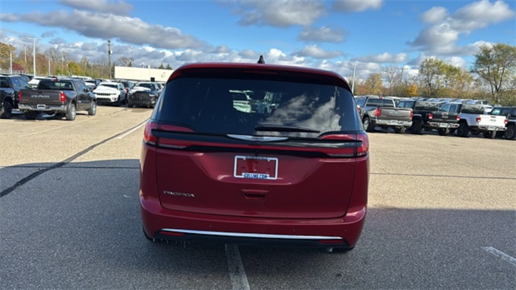 New 2026 Chrysler Pacifica Select Passenger Van