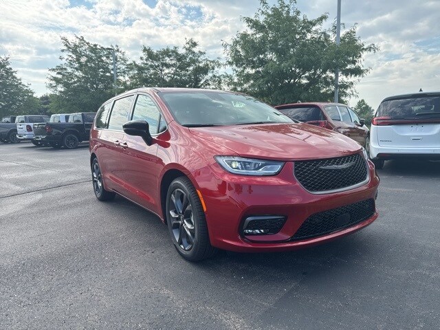 2026 Chrysler Pacifica photo 3
