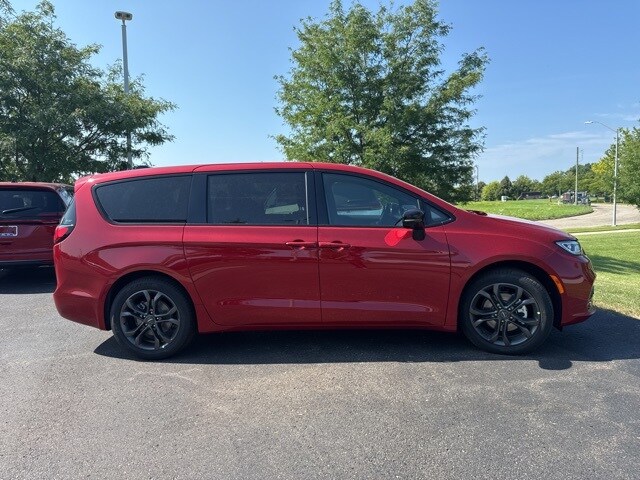 2026 Chrysler Pacifica photo 4