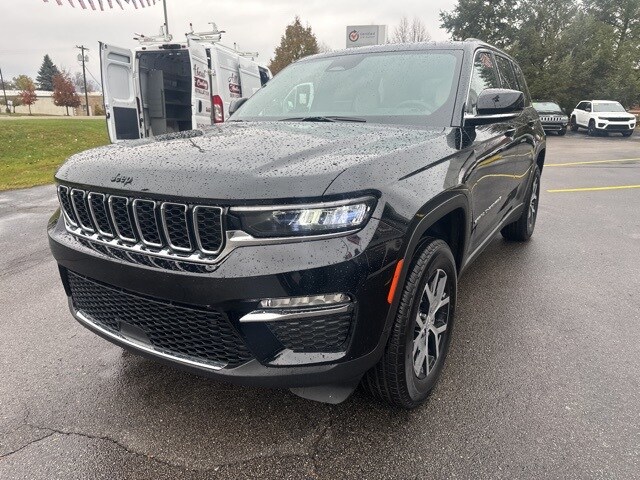 2025 Jeep Grand Cherokee Limited photo 3