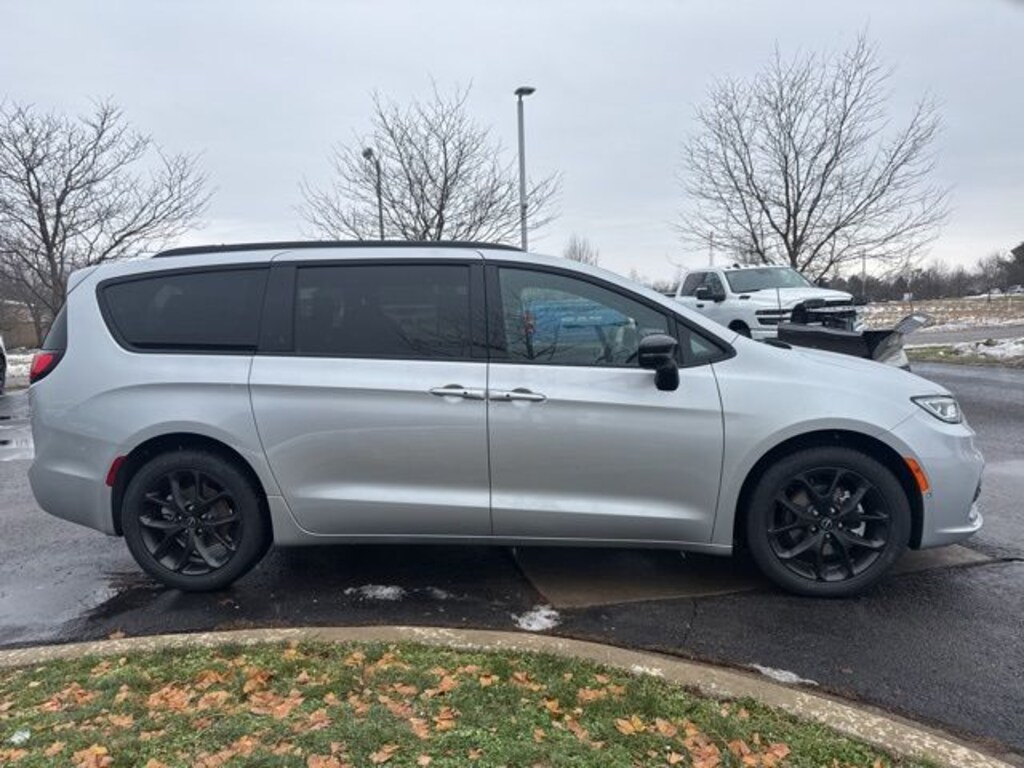 New 2026 Chrysler Pacifica SELECT Passenger Van