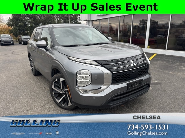 2023 Mitsubishi Outlander SE's photo