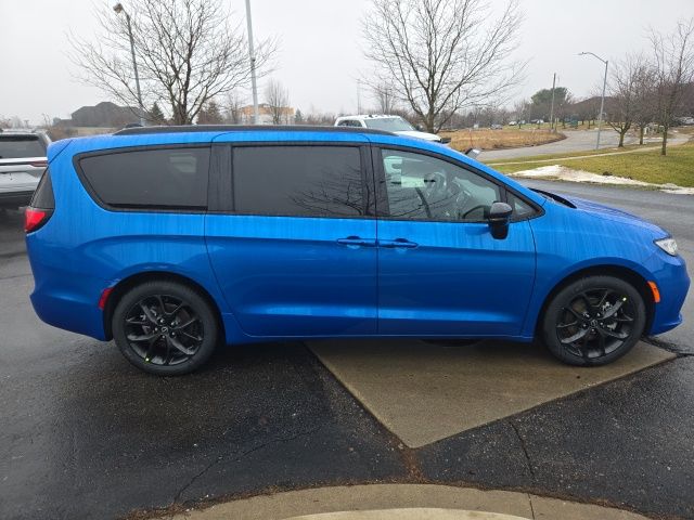 2026 Chrysler Pacifica Select - Photo 4