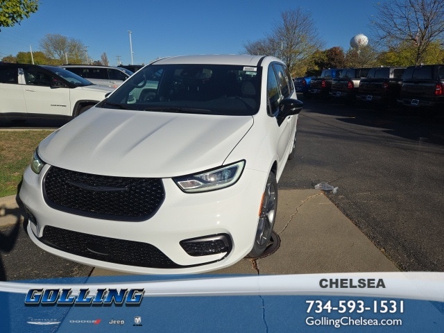 2026 Chrysler Pacifica Select's photo