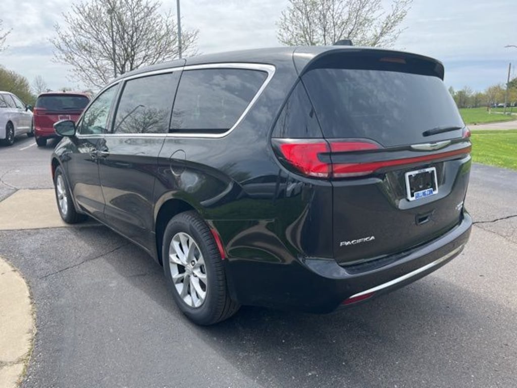 New 2026 Chrysler Pacifica LIMITED AWD Passenger Van