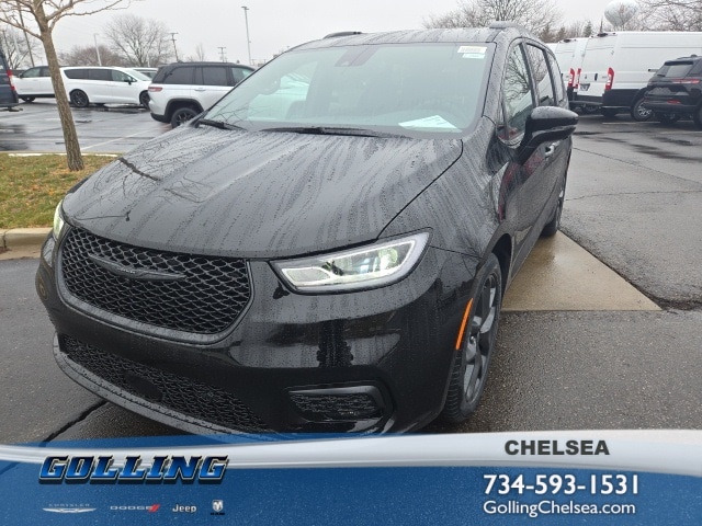 2026 Chrysler Pacifica Select's photo