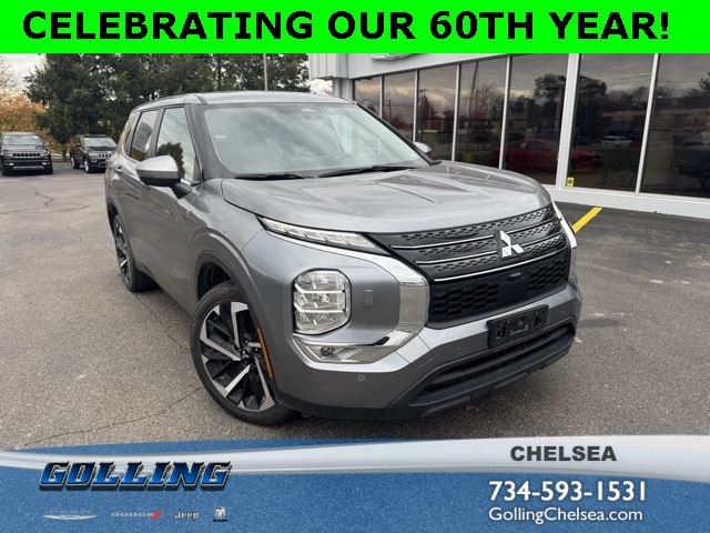 2023 Mitsubishi Outlander SE's photo