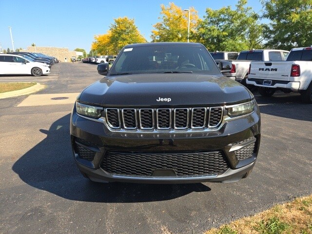 2025 Jeep Grand Cherokee Laredo photo 2