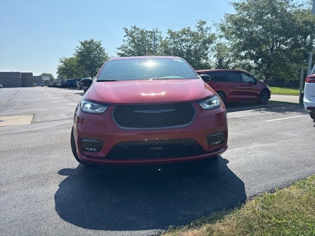 2026 Chrysler Pacifica photo 2