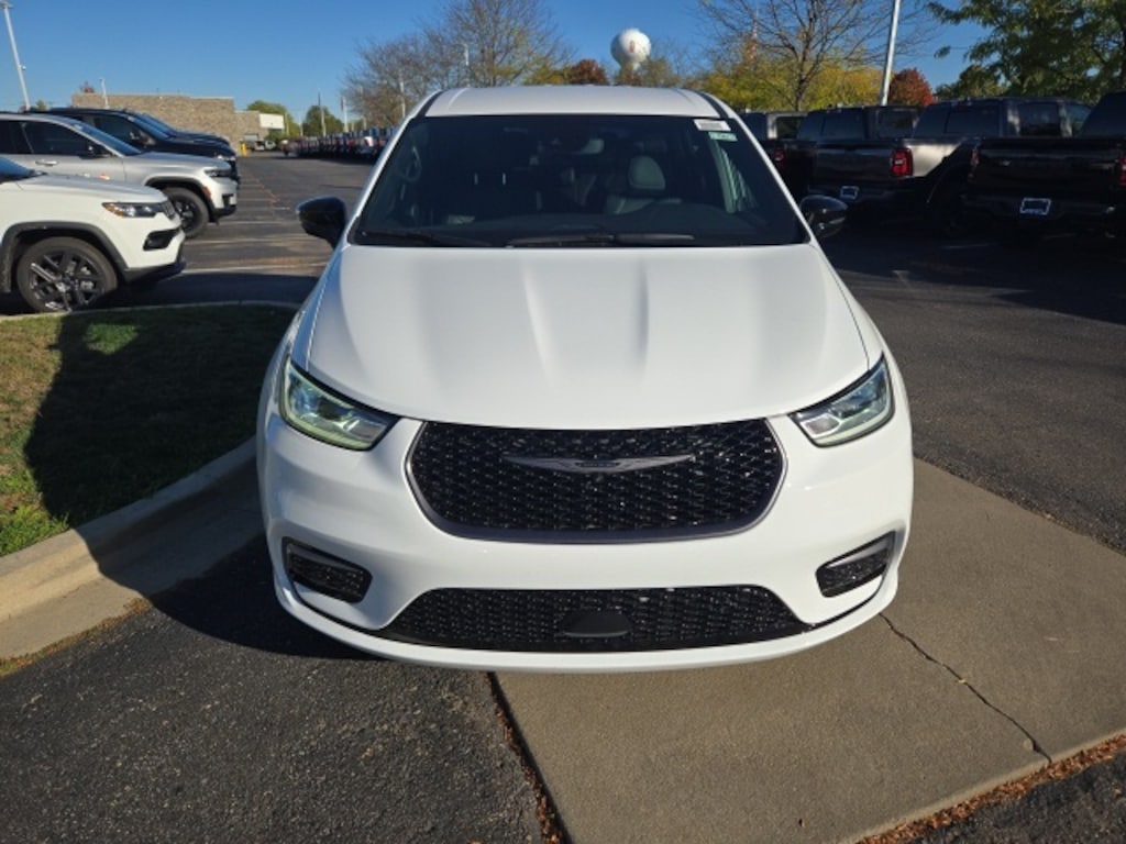 New 2026 Chrysler Pacifica SELECT Passenger Van