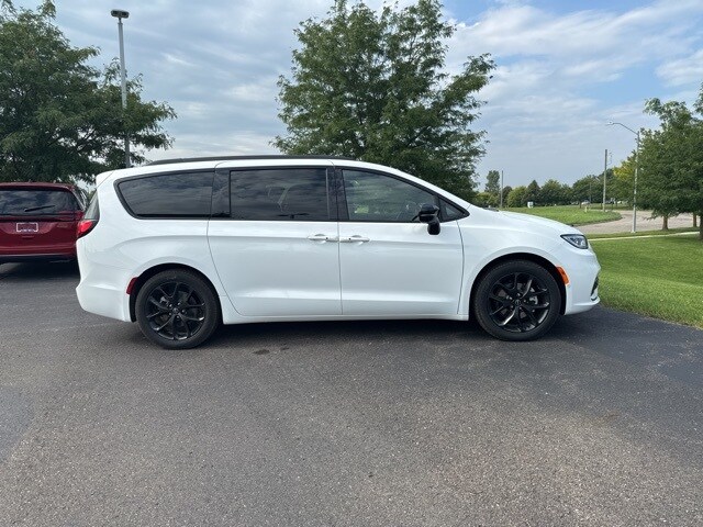 2026 Chrysler Pacifica Limited photo 4