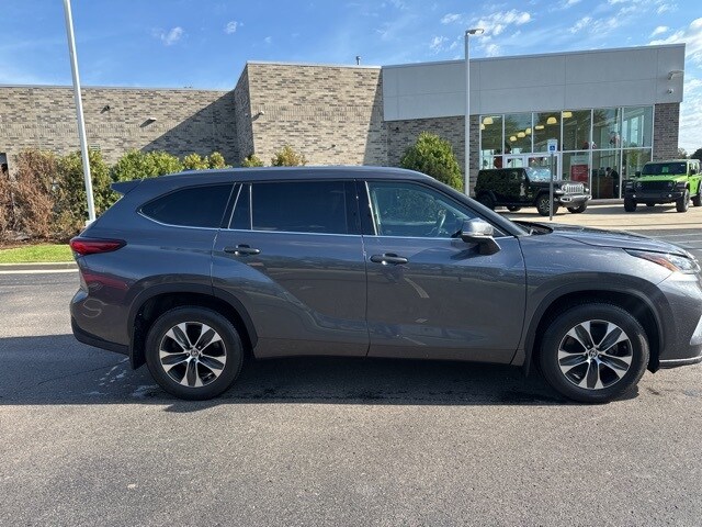 2020 Toyota Highlander XLE photo 2