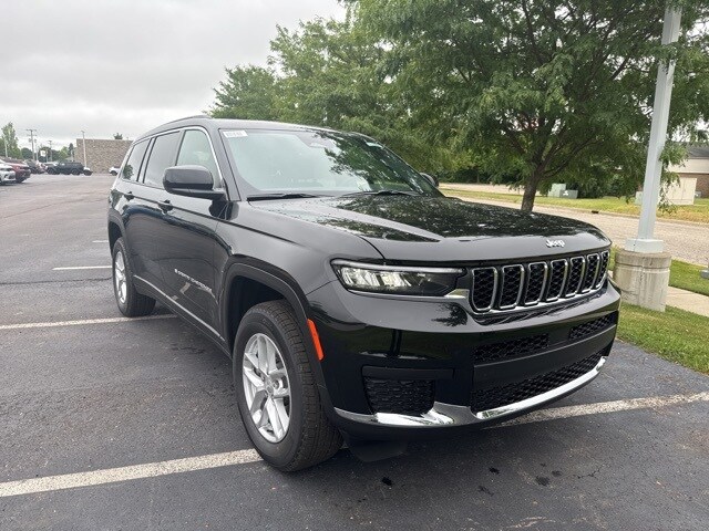 2025 Jeep Grand Cherokee Laredo photo 2