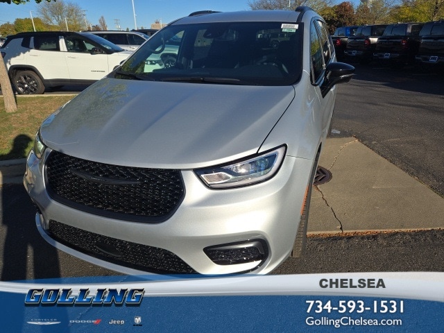 2026 Chrysler Pacifica Select's photo