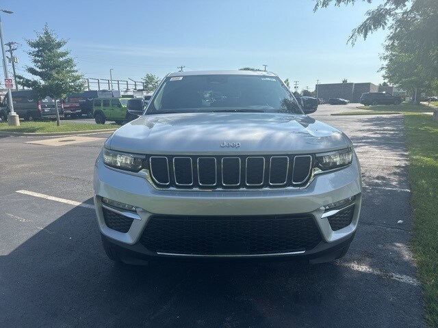 2025 Jeep Grand Cherokee Limited photo 2