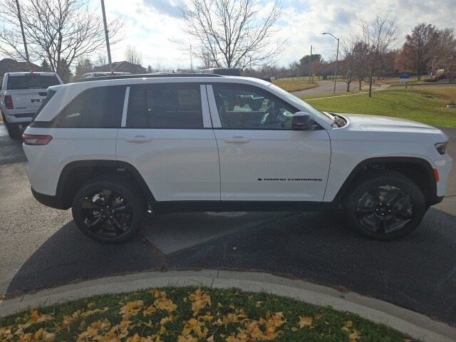 2025 Jeep Grand Cherokee Altitude photo 2