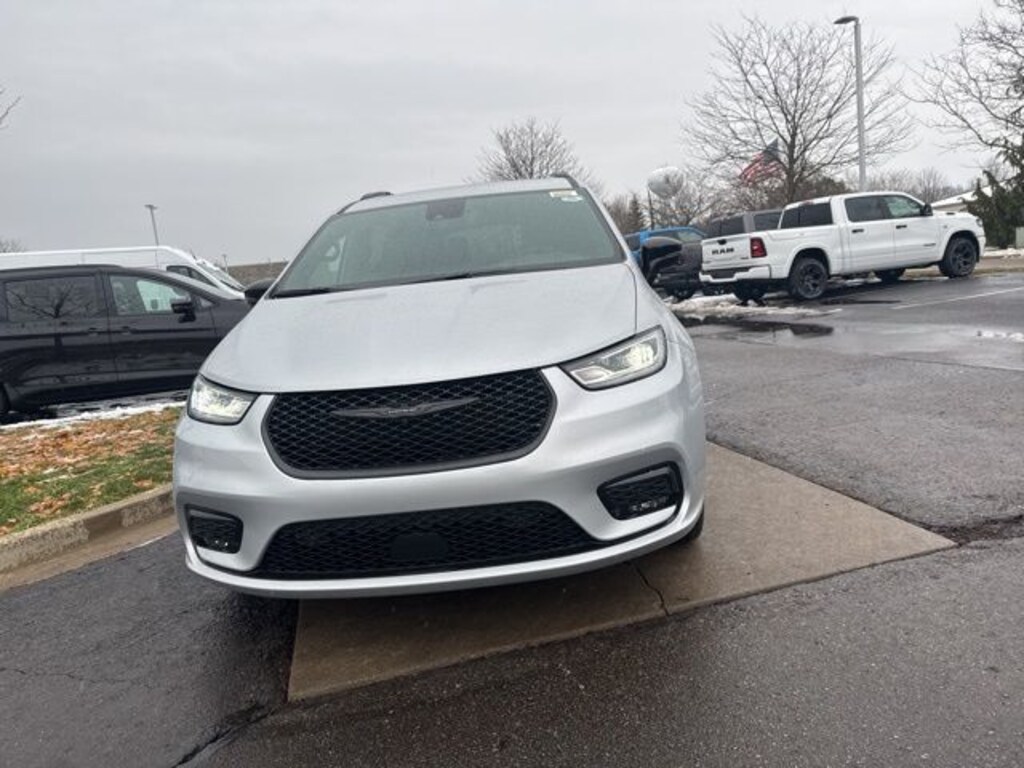 New 2026 Chrysler Pacifica SELECT Passenger Van