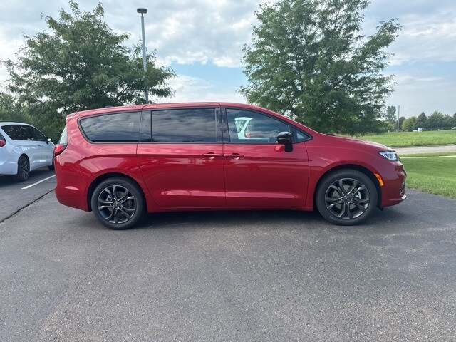 2026 Chrysler Pacifica photo 4