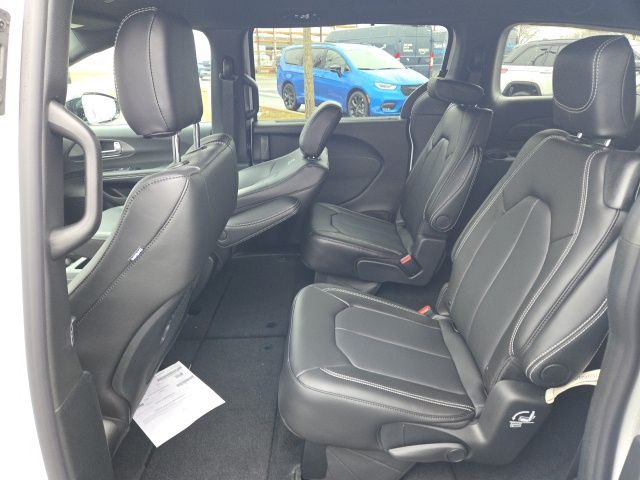 2026 Chrysler Pacifica Select - Photo 18