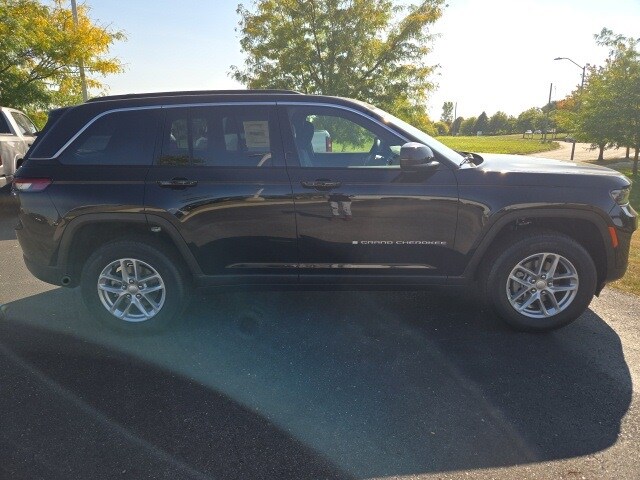 2025 Jeep Grand Cherokee Laredo photo 4