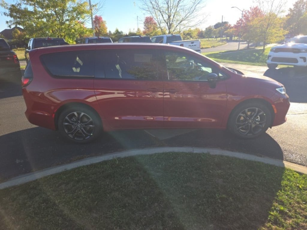 New 2026 Chrysler Pacifica SELECT Passenger Van